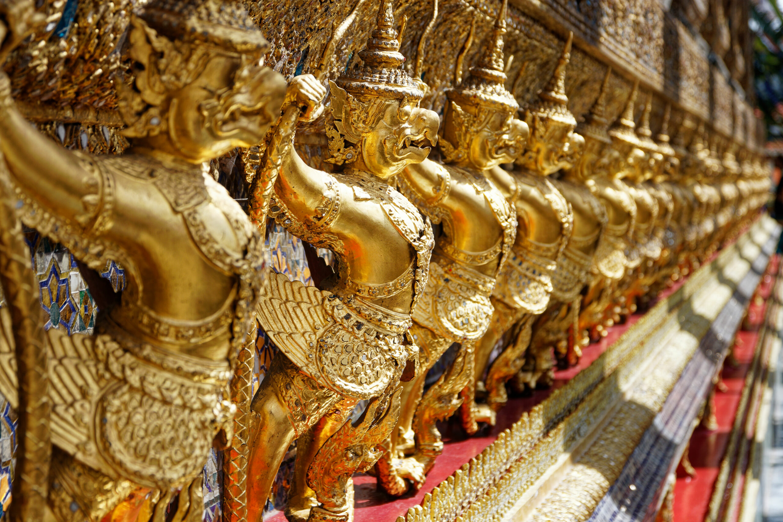 Destination Thailande. Décoration dorée autour du temple principal.