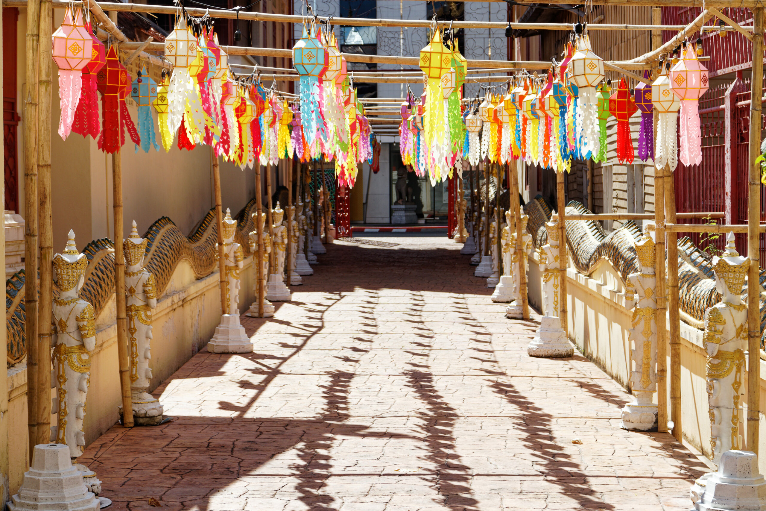 Le temple bouddhiste Wat Saen Fang avec ses décorations pour la fête des lumières.