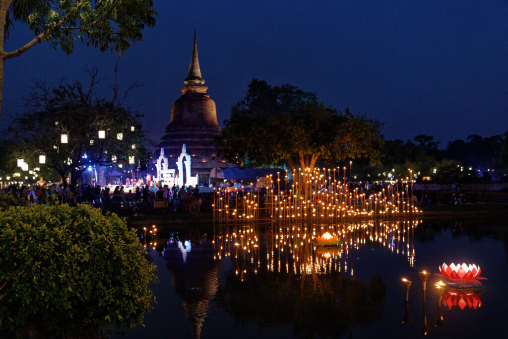 Fêtes des lumières dans le parc historique de Sukhothai